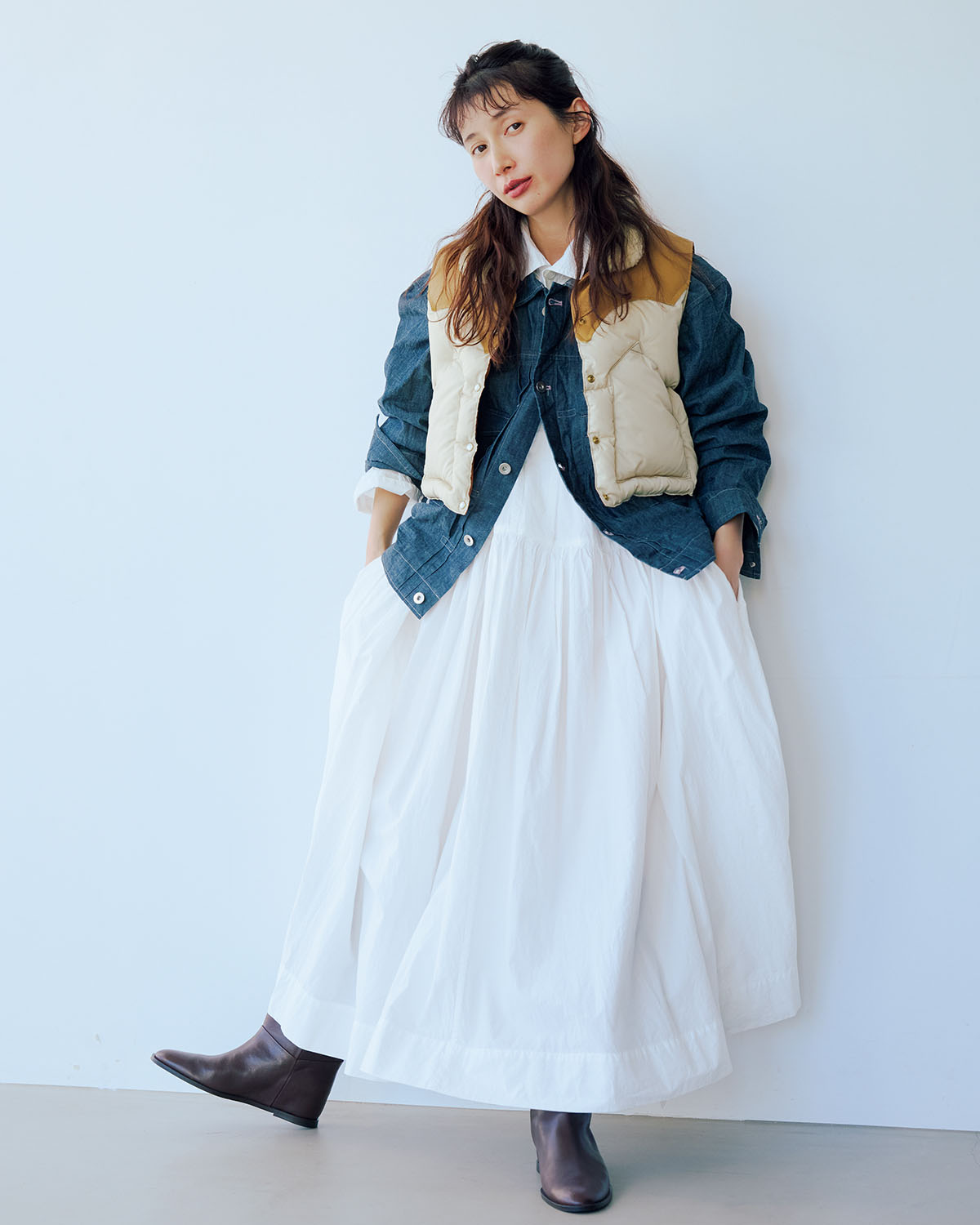 ジャケットを重ねてメリハリをつけた着痩せコーデ