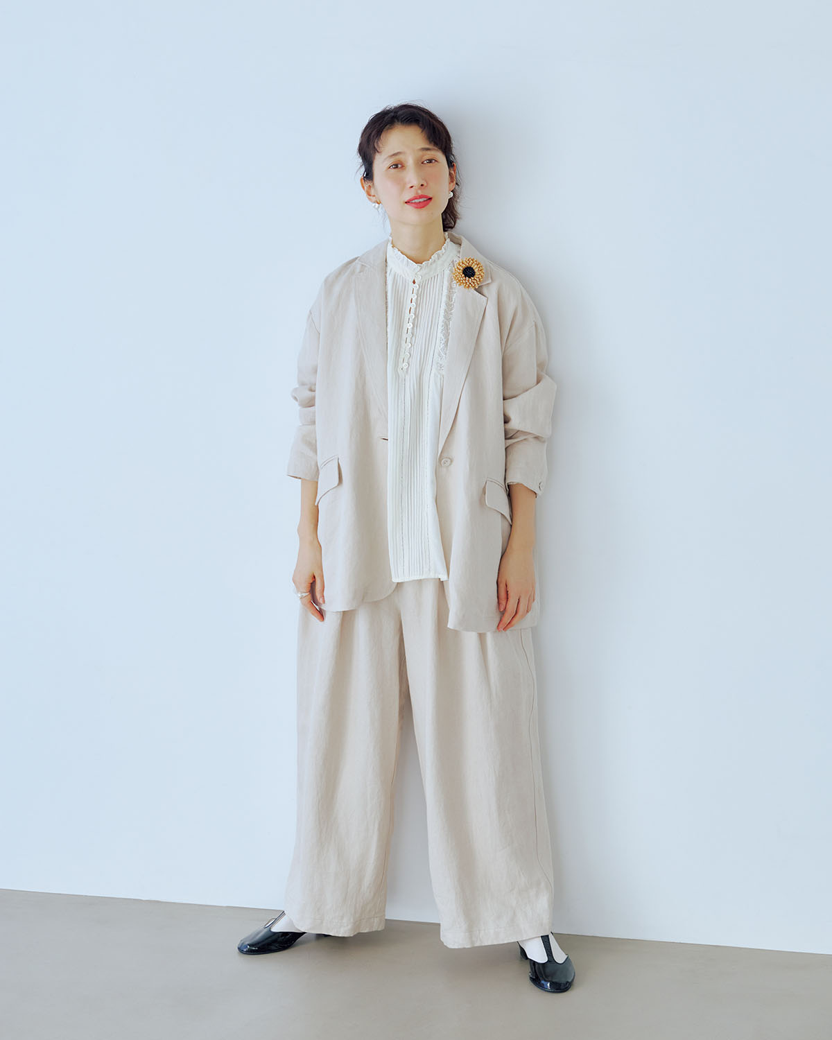 リネン素材でまとめる、軽やかで上品なハレの日の装い