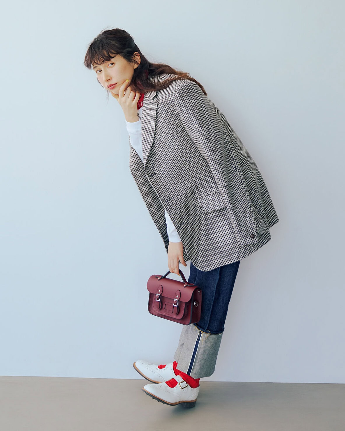 赤の小物使いにセンスが光るコーデ