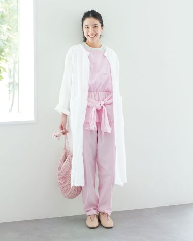 マニッシュシルエットのオールインワンでピンクの甘さをコントロール