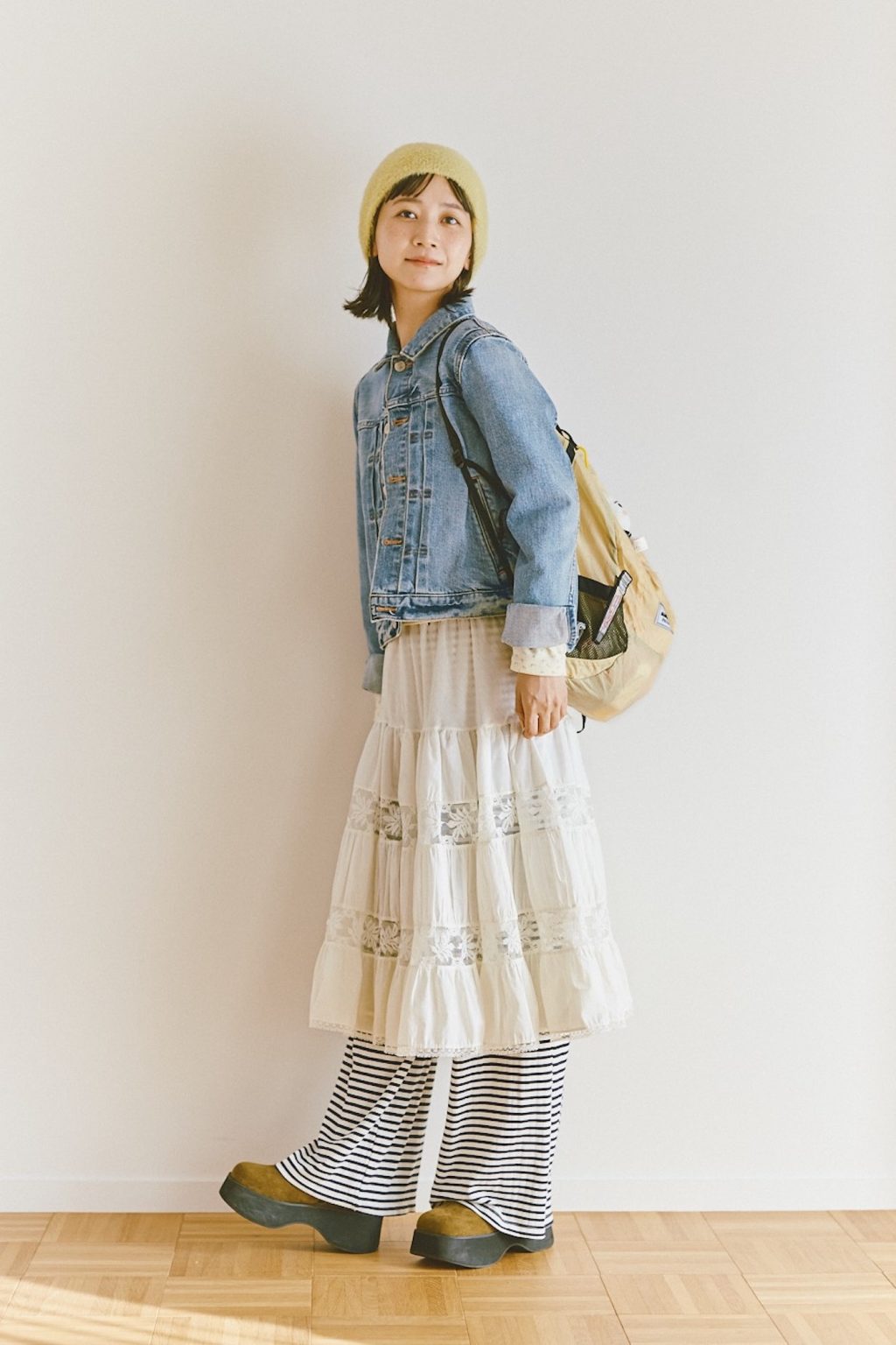 モデル・俳優 三戸なつめさんの私服ファッションスナップ。やわらかなイエローの小物で、軽やかなレイヤードスタイルに春の彩りを