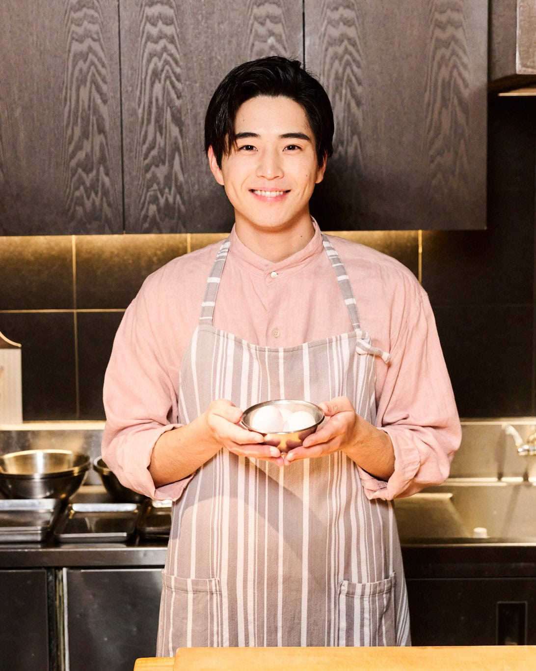 卵焼きに挑戦する中沢元紀