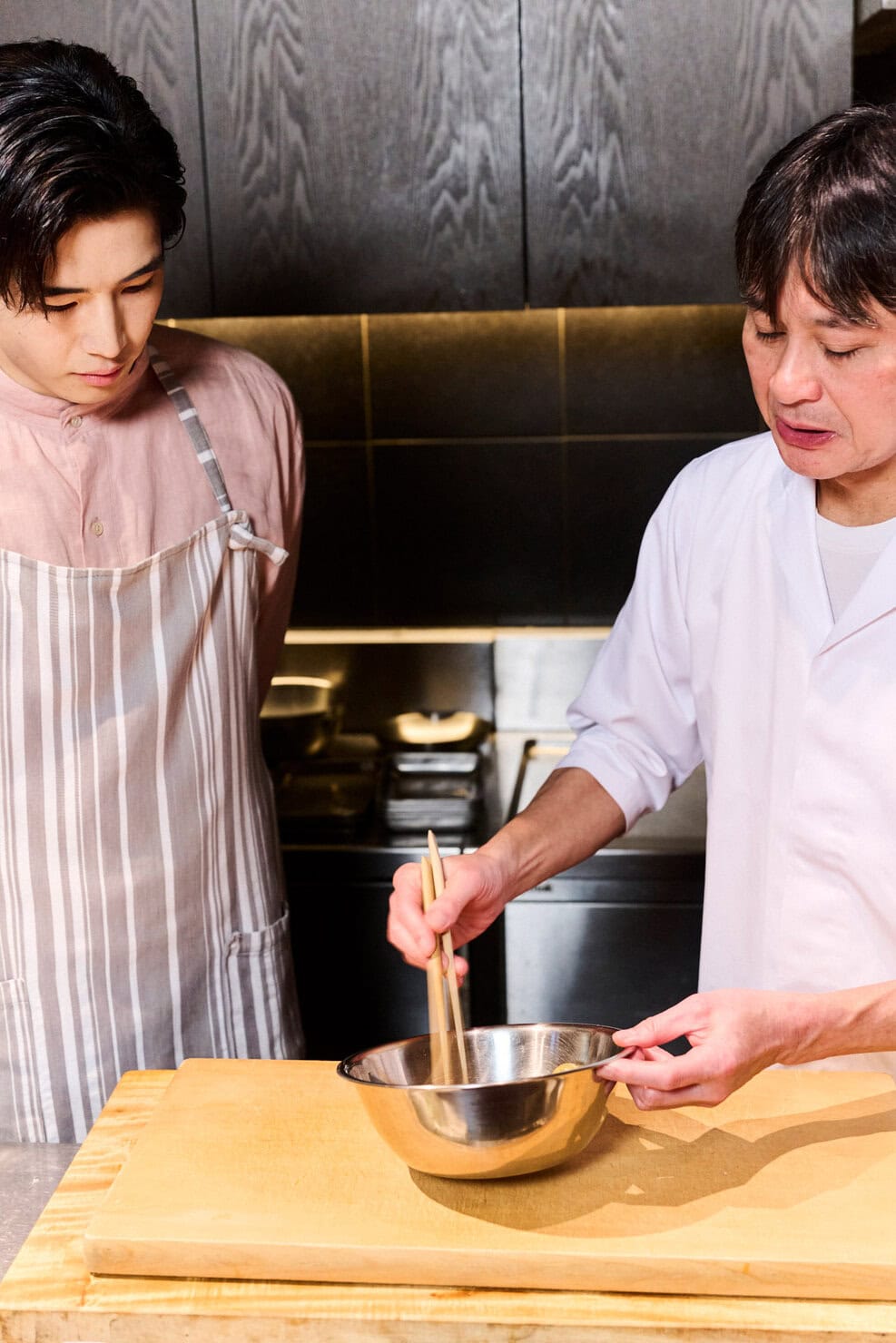 卵を切るように混ぜる笠原さんの卵焼きのコツ