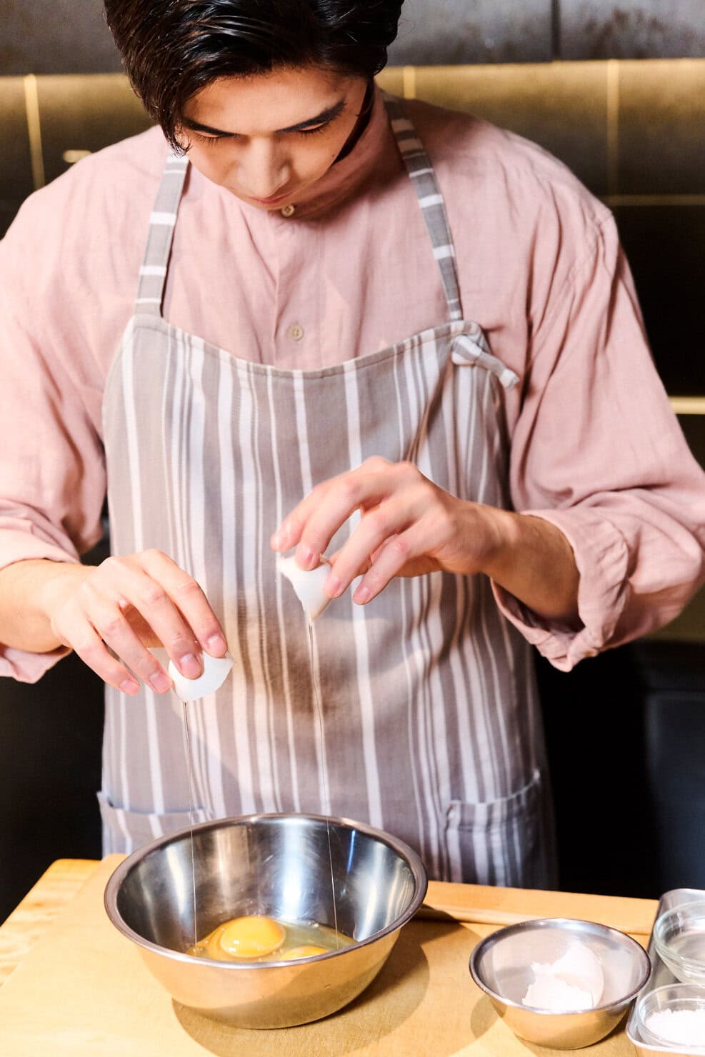 卵を割る中沢元紀くん