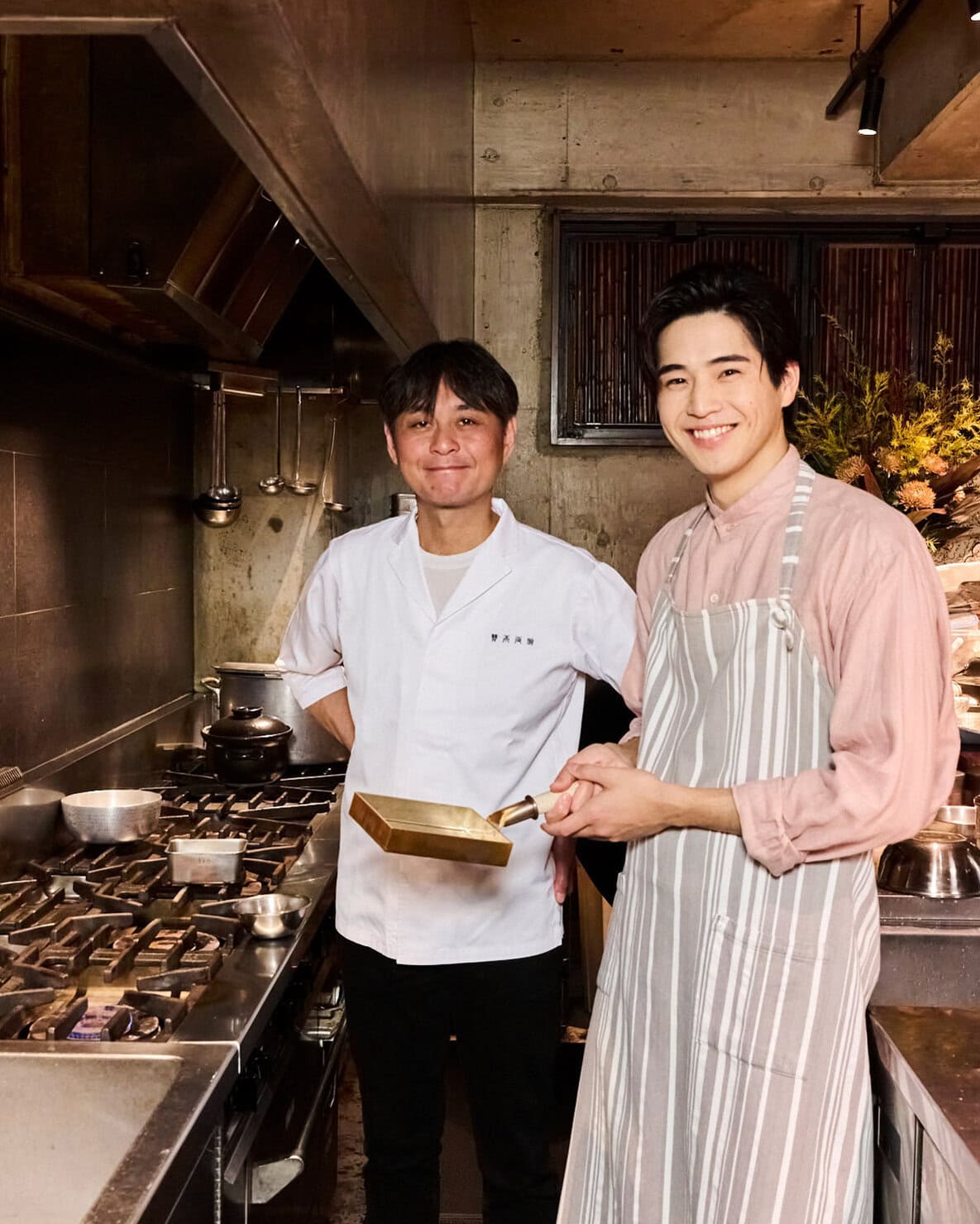 賛否両論の厨房で料理を教わる俳優中沢元紀くん