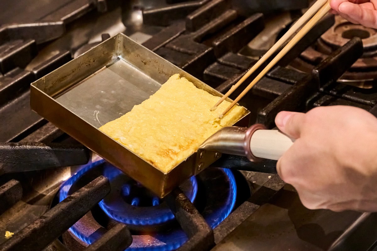 卵を手前に二つ折りにする