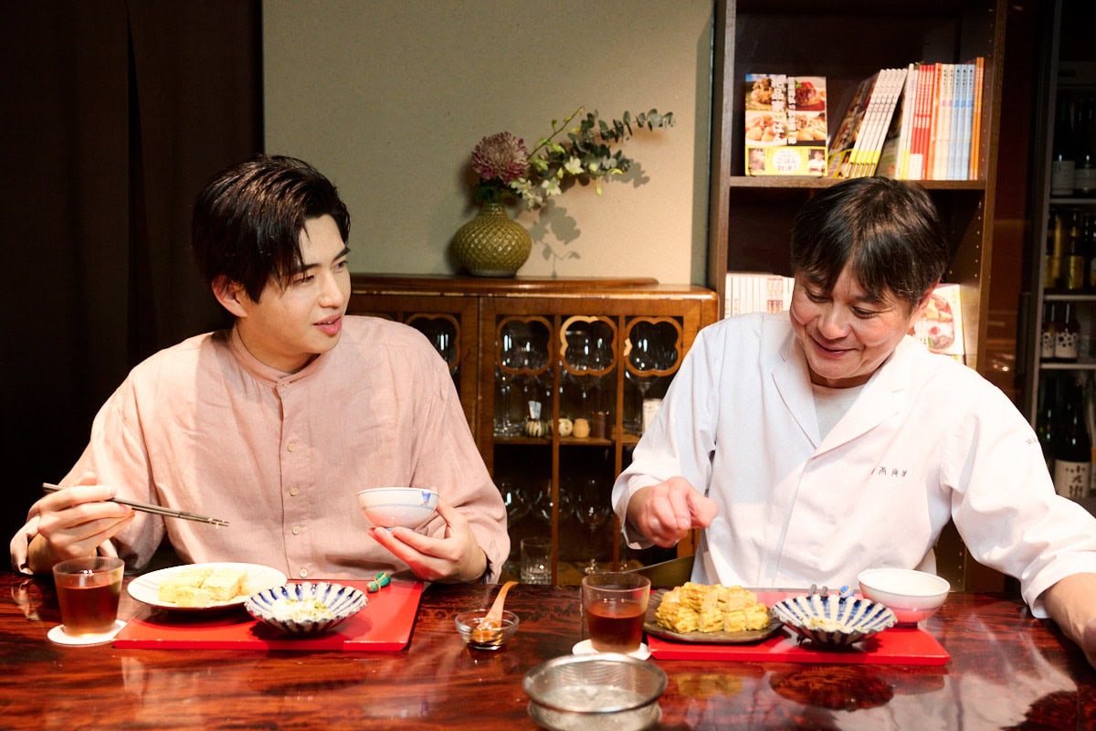 食後に談笑する笠原さんと中沢元紀くん