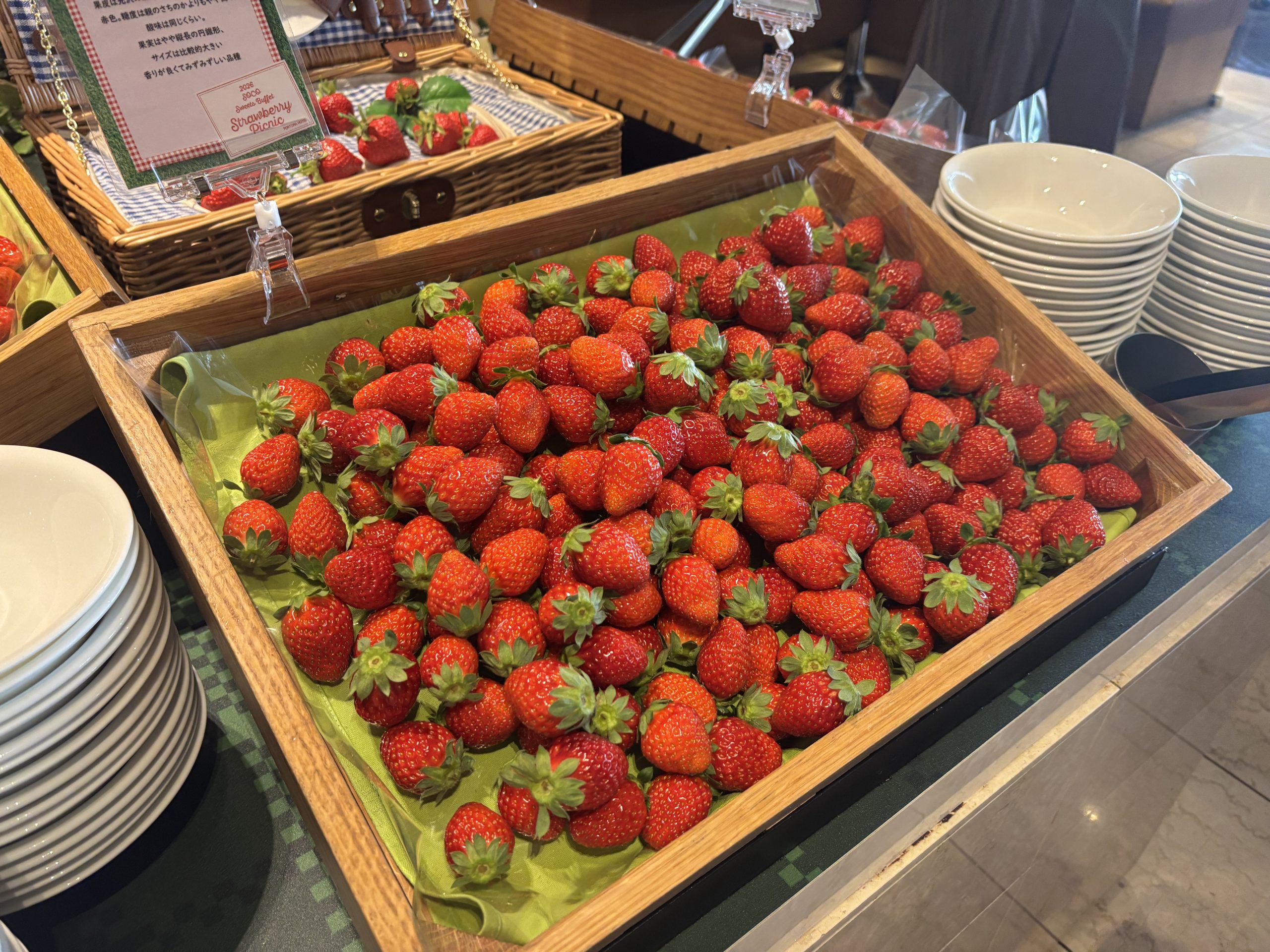 神戸ポートピアホテルのいちごスイーツブッフェ「ストロベリー・ピクニック」の国産フレッシュいちご食べ比べコーナー