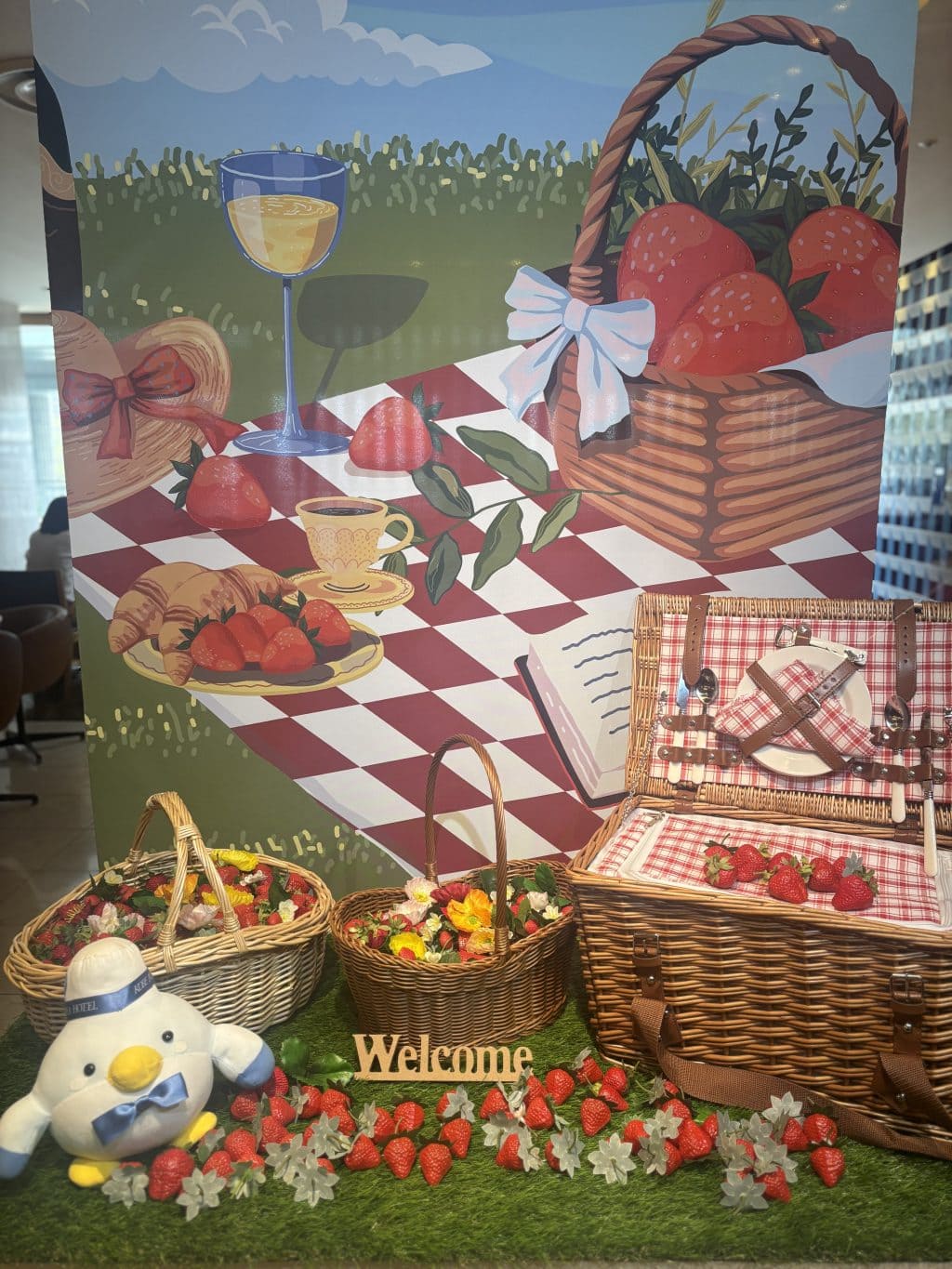 【神戸ポートピアホテルの大人気スイーツブッフェ】 いちごスイーツが存分に楽しめる! 「ストロベリー・ピクニック」に出かけてきました