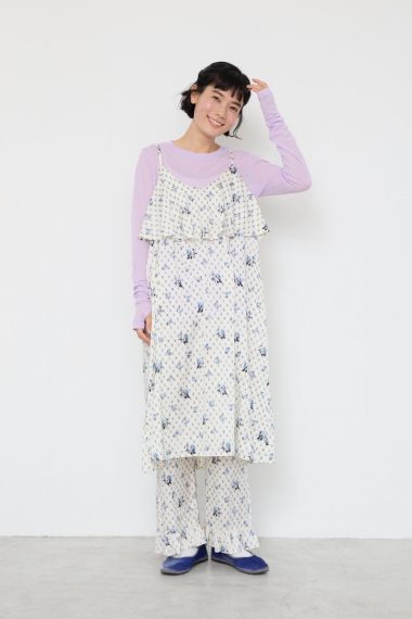 モデル 坂井裕美さんの私服ファッションスナップ。小花柄のセットアップにラベンダーを重ねた春のやわらかな色合わせ