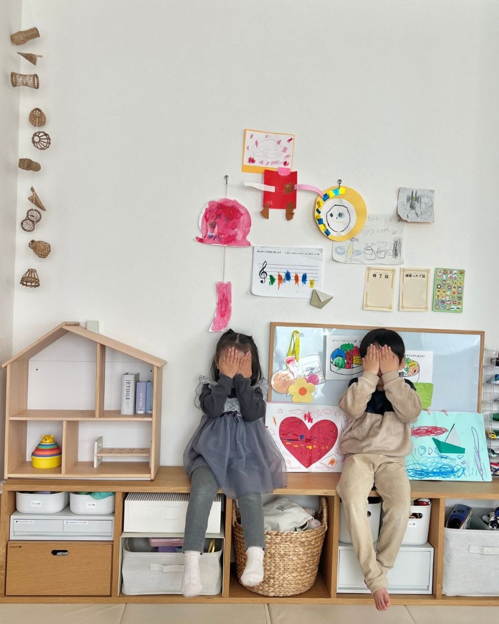 子どもの作品を飾った、無印用品の棚で整えている北欧風おもちゃコーナー