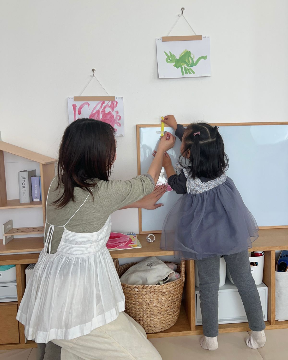 娘と作品を飾りながら喋る様子