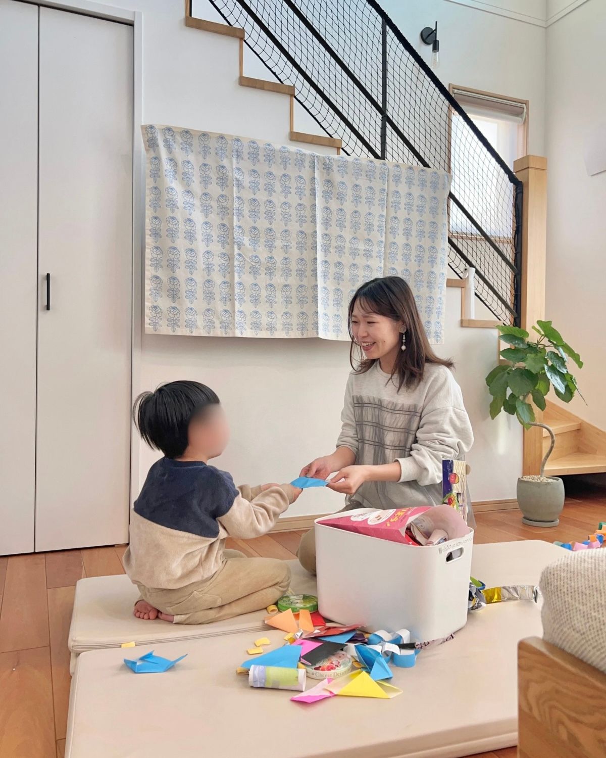 子どもと作品を北欧インテリアリビングで整理する様子