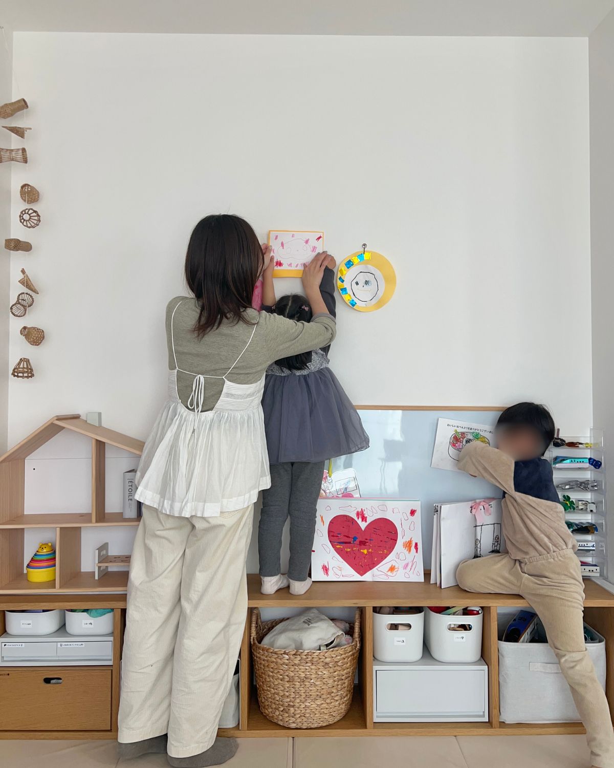 子ども作品展覧会の準備を親子でする様子