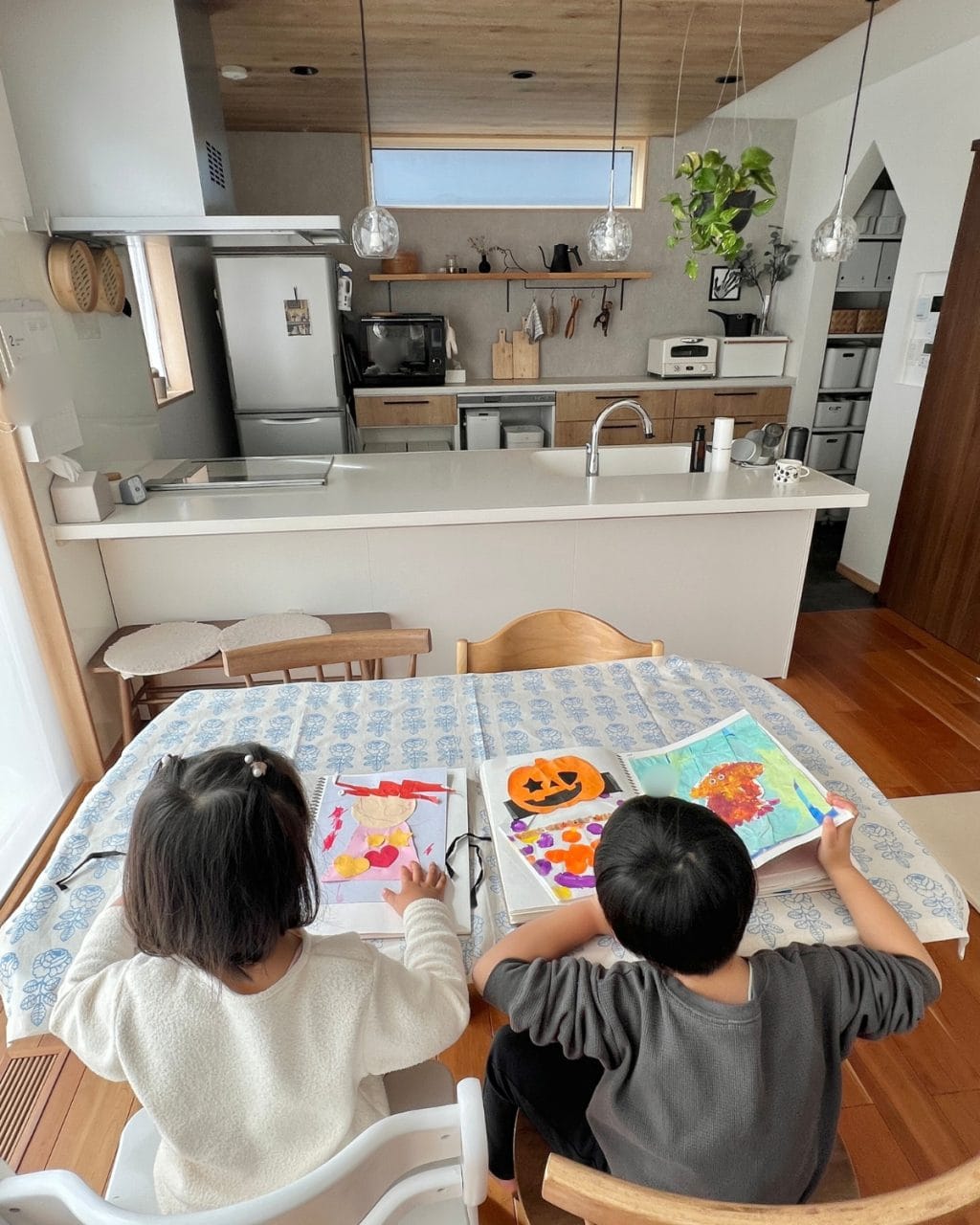 増え続ける子どもの作品収納は【無印良品とサクラクレパスのアイテム】で、“見返せる思い出”に。無理なく整理するためのコツ