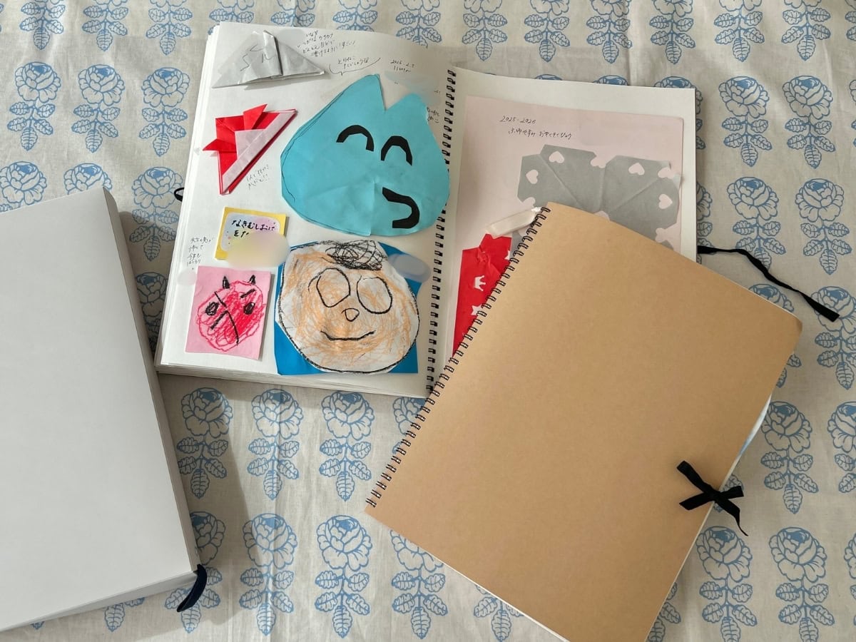 子どもの小さい作品をペタペタ貼り付けて作品集にした、無印良品のスケッチブック