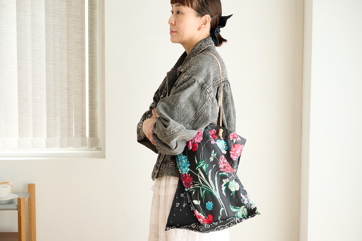 スタイリスト佐藤かなさんの春コーデ、花柄とバンダナ柄を組み合わせたマニプリのバッグ