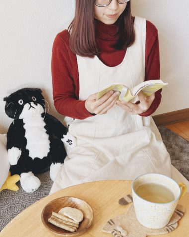 おやつやお茶を用意して本を読んでいるところ