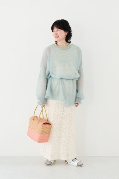 ヘアメイクデザイナー 高松由佳さんの私服ファッションスナップ。透け感モヘアニットとレースワンピースでつくる、やさしい淡色の春スタイル