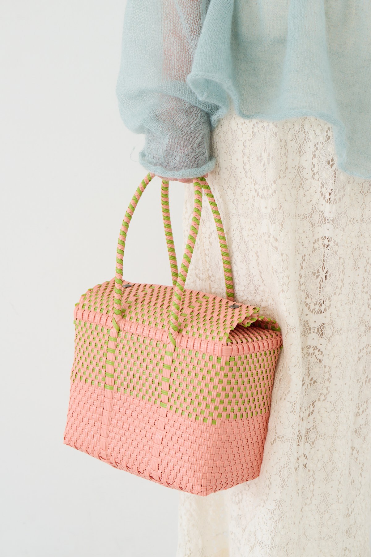 ピンクとグリーンの配色が引き立つ蓋付きのメルカドバッグ