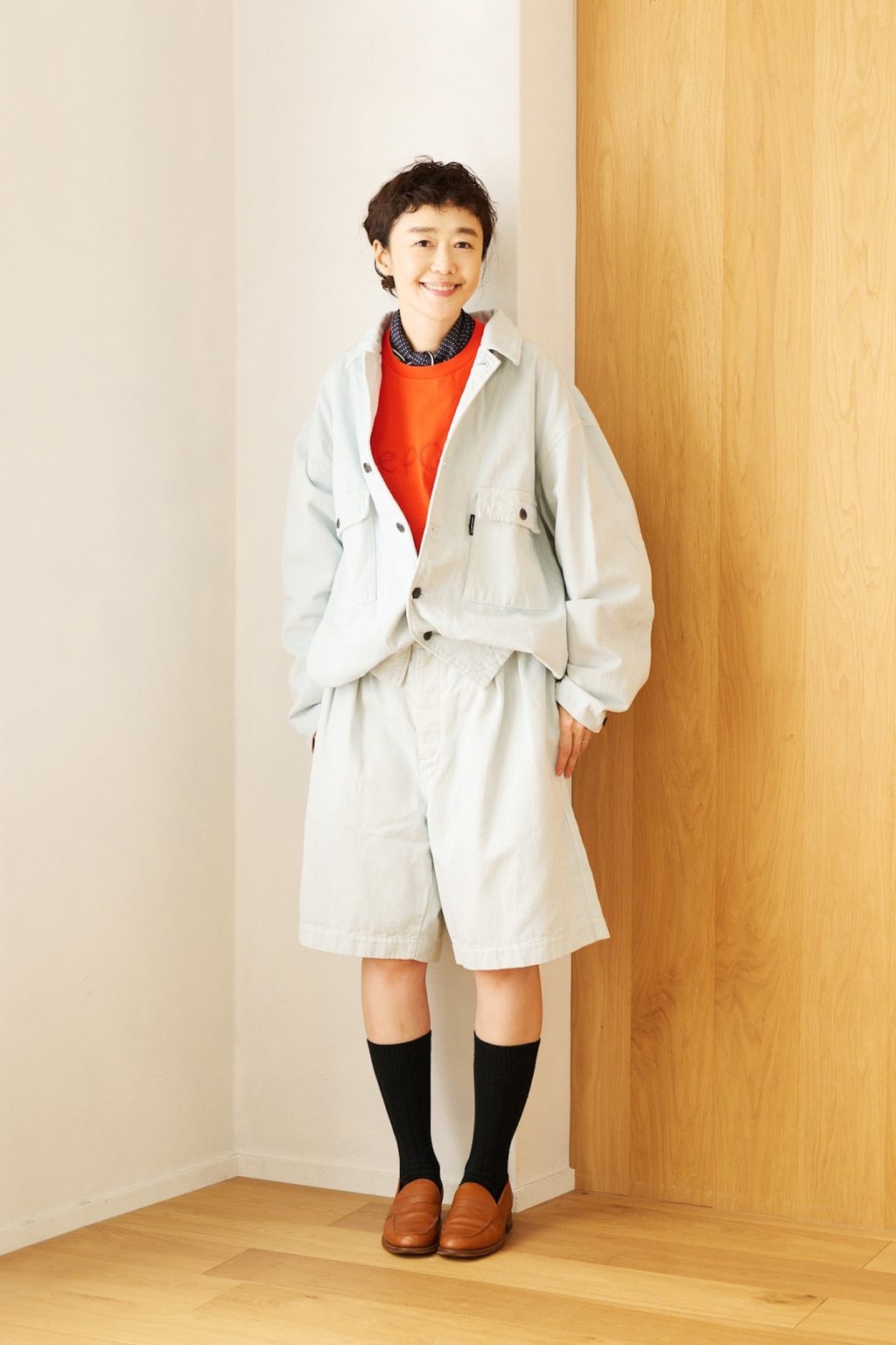 ネストローブ プレス/フリーランスディレクター 滝口和代さんの私服ファッションスナップ。淡いトーンのセットアップに鮮やかな色を重ねて、春らしいメリハリを