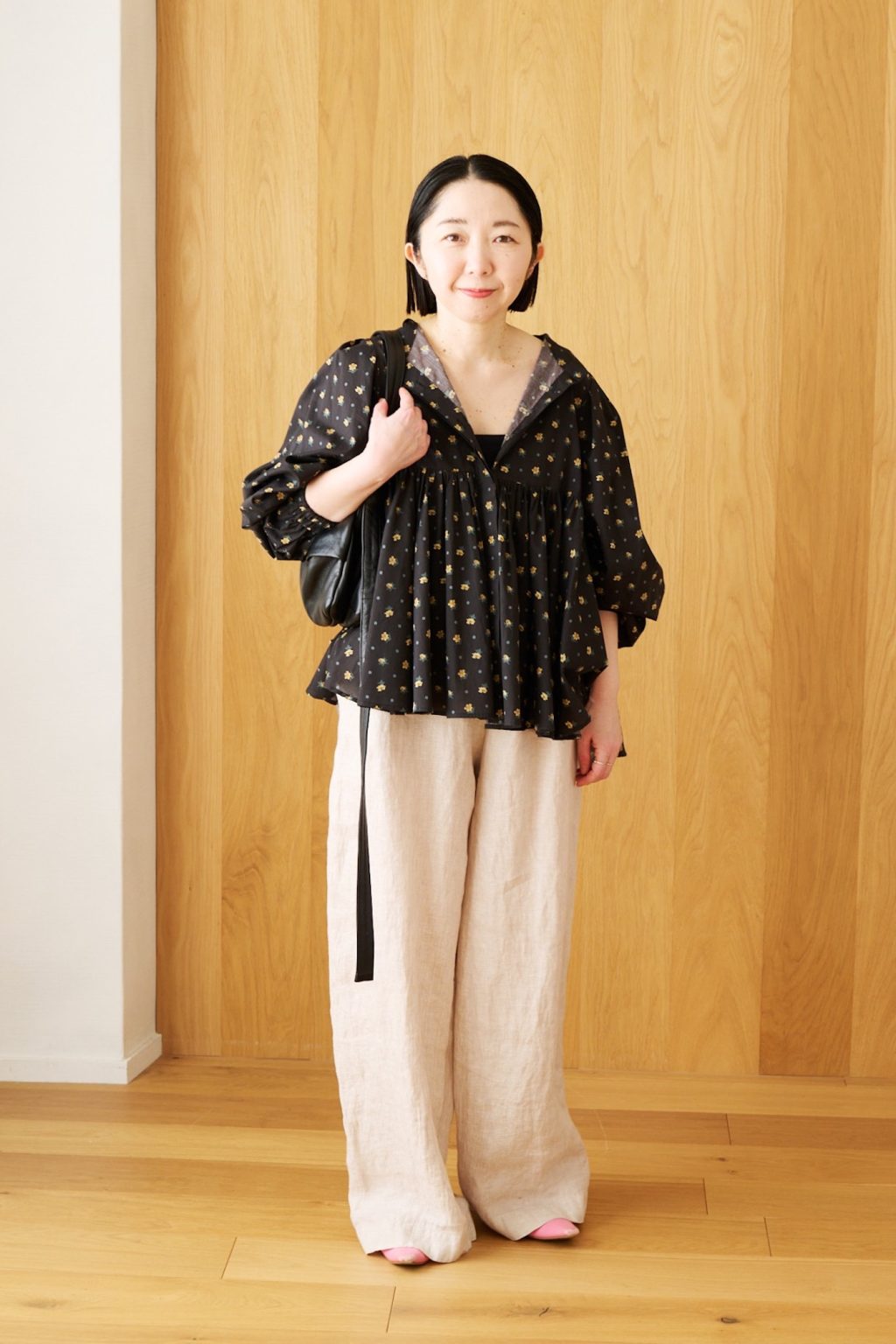 アデュー トリステス／ロワズィール PR 山野内裕紀子さんの私服ファッションスナップ。リバティプリントの小花柄ブラウス×リネンパンツで大人リラクシーな春コーデに