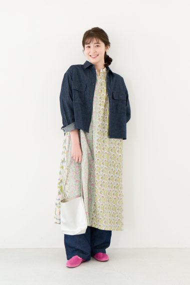 モデル／クリエイター ゆべしさんの私服ファッションスナップ。ゆべしさん流、花柄ワンピース×デニムで楽しむ春のレイヤード