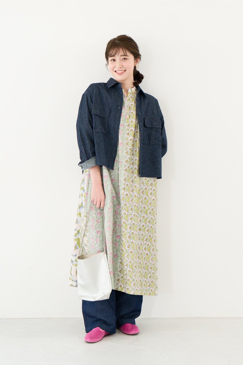 モデル/クリエイター ゆべしさんの私服ファッションスナップ。ゆべしさん流、花柄ワンピース×デニムで楽しむ春のレイヤード