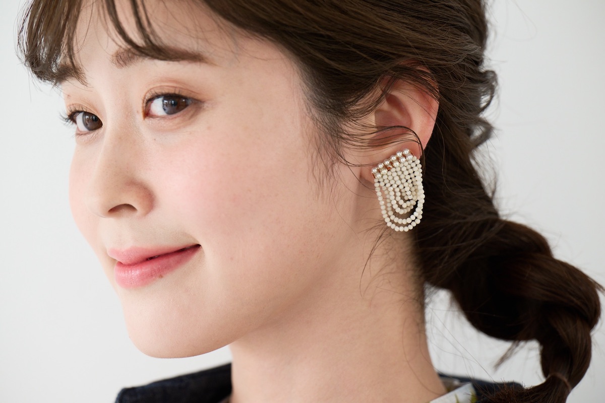 tamasのビーズイヤリングで耳もとに華やぎを添えた顔まわりのアップ