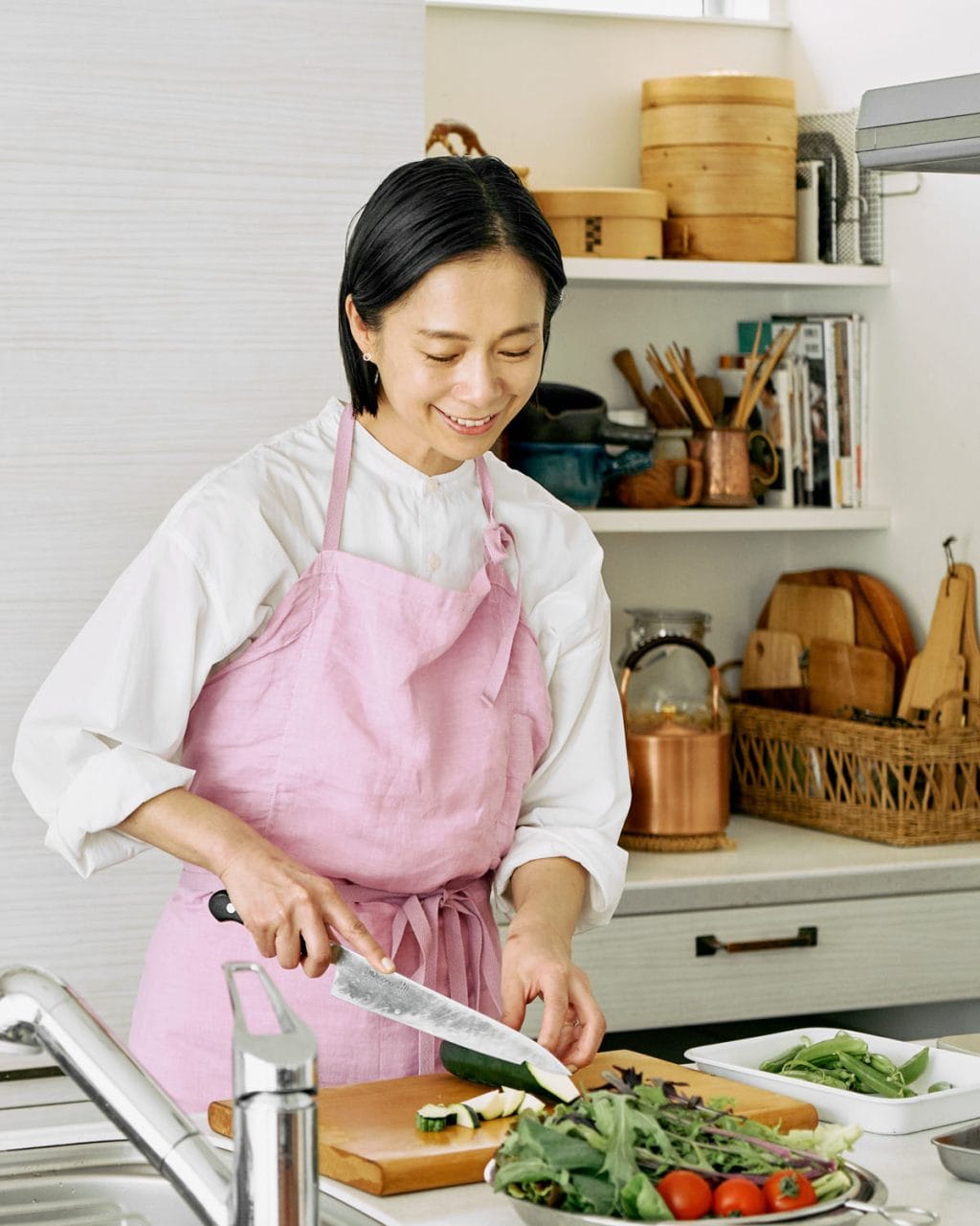 【日々の食卓を支えるキッチンツアー:モデルAYUMIさん】 おいしいシンプルごはんが生まれる、キッチンの収納・道具・調味料