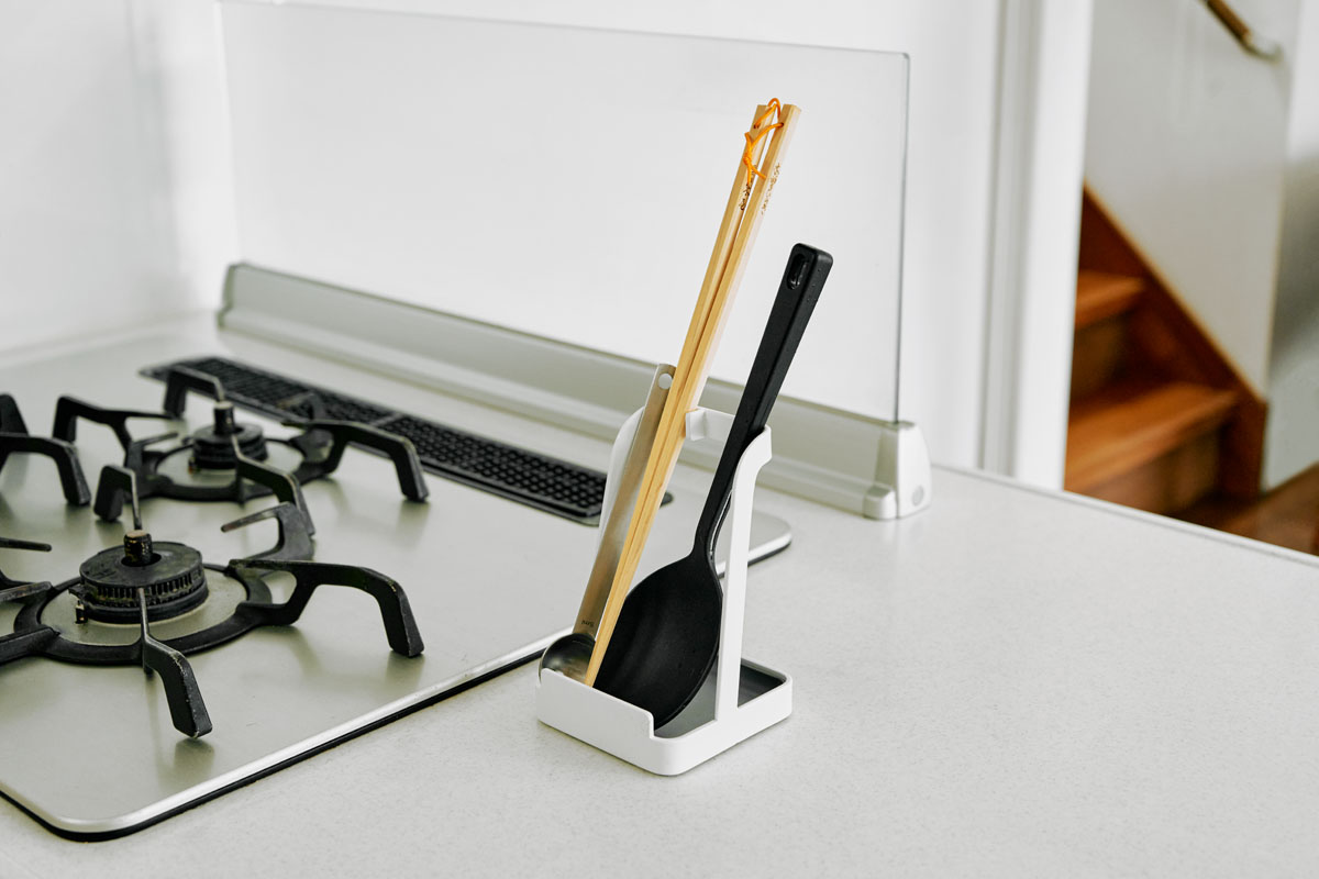 お玉も、お箸も鍋蓋も立てられる、山崎実業 「お玉&鍋蓋スタンド タワー」