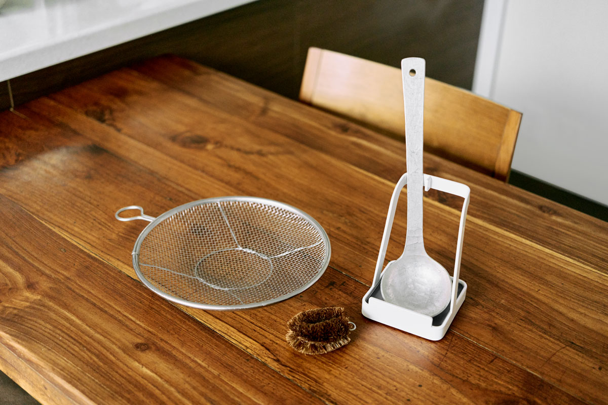 左から、カンダの「kan リング付盆ザル」、亀の子束子の「パームチビッコ」、山崎実業の「お玉&鍋蓋スタンド タワー」、有次の「アルミ お玉 浅型」