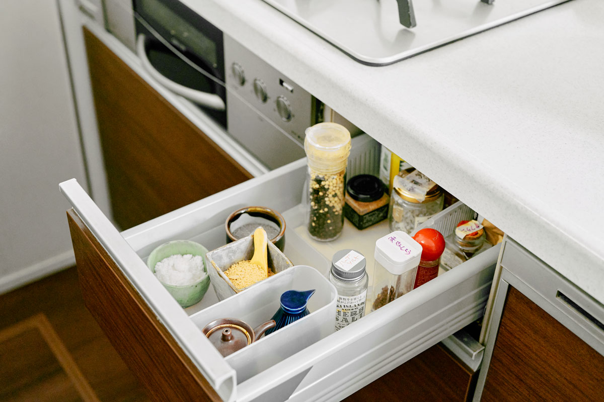 コンロわきの引き出しにはよく使う調味料を