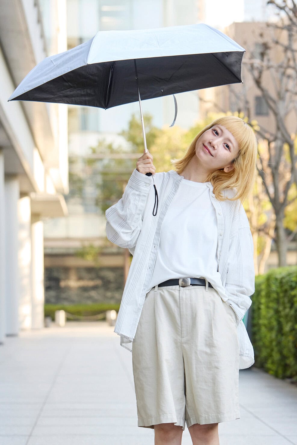 無印良品の〈遮熱性のある 折りたたみ日傘〉を三戸なつめさんがレポート
