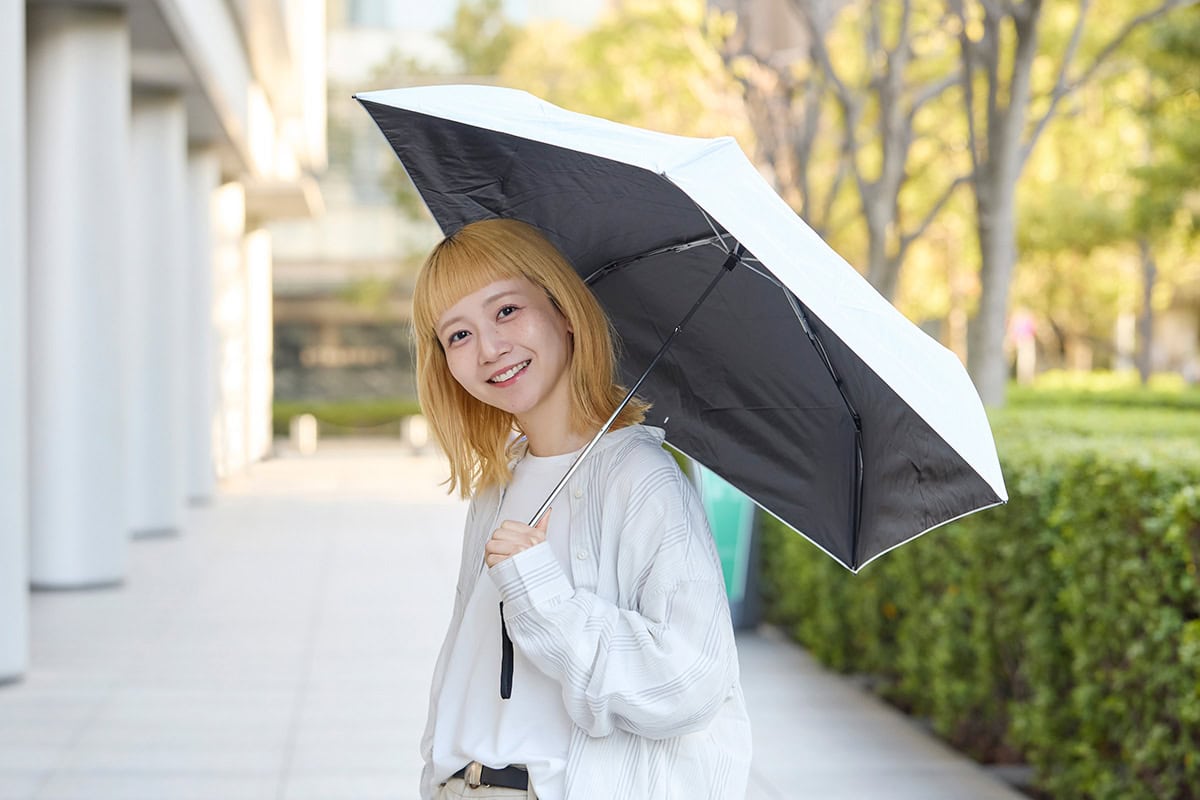 無印良品の〈遮熱性のある 折りたたみ日傘〉を三戸なつめさんがレポート