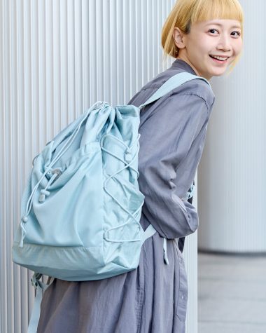 無印良品の〈撥水 リップストップ リュックサック〉を背負った三戸なつめさん