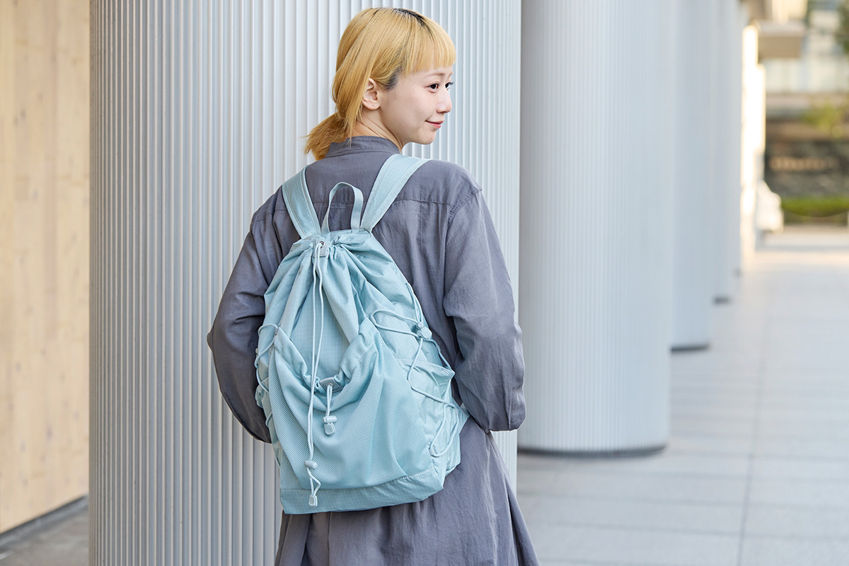 無印良品の〈撥水 リップストップ リュックサック〉を背負った三戸なつめさん