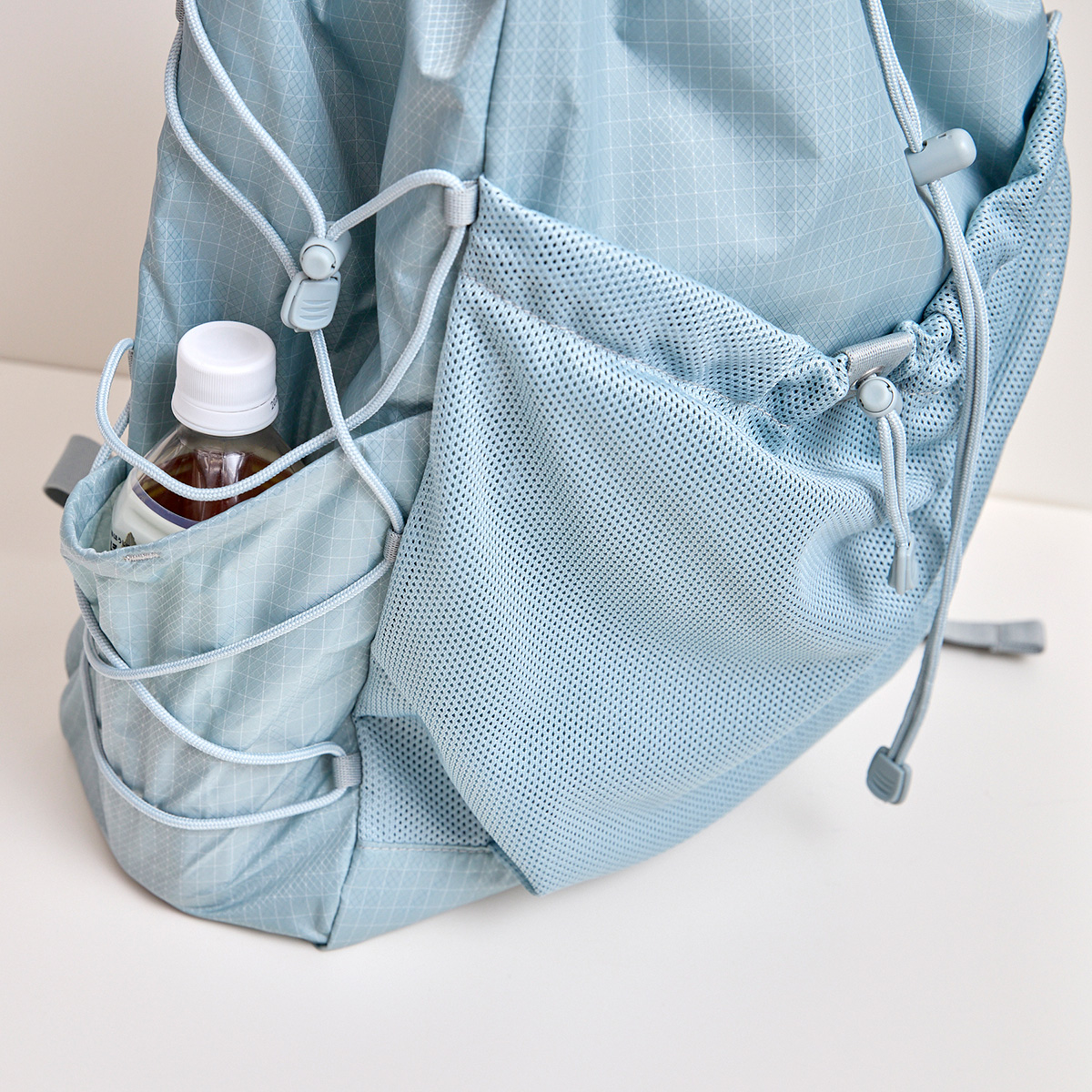 無印良品の〈撥水 リップストップ リュックサック〉のサイドポケット