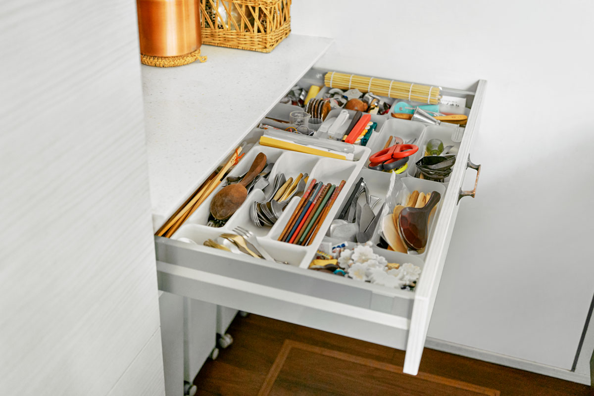 コンロ後ろの引き出しは…カトラリーや調理道具を