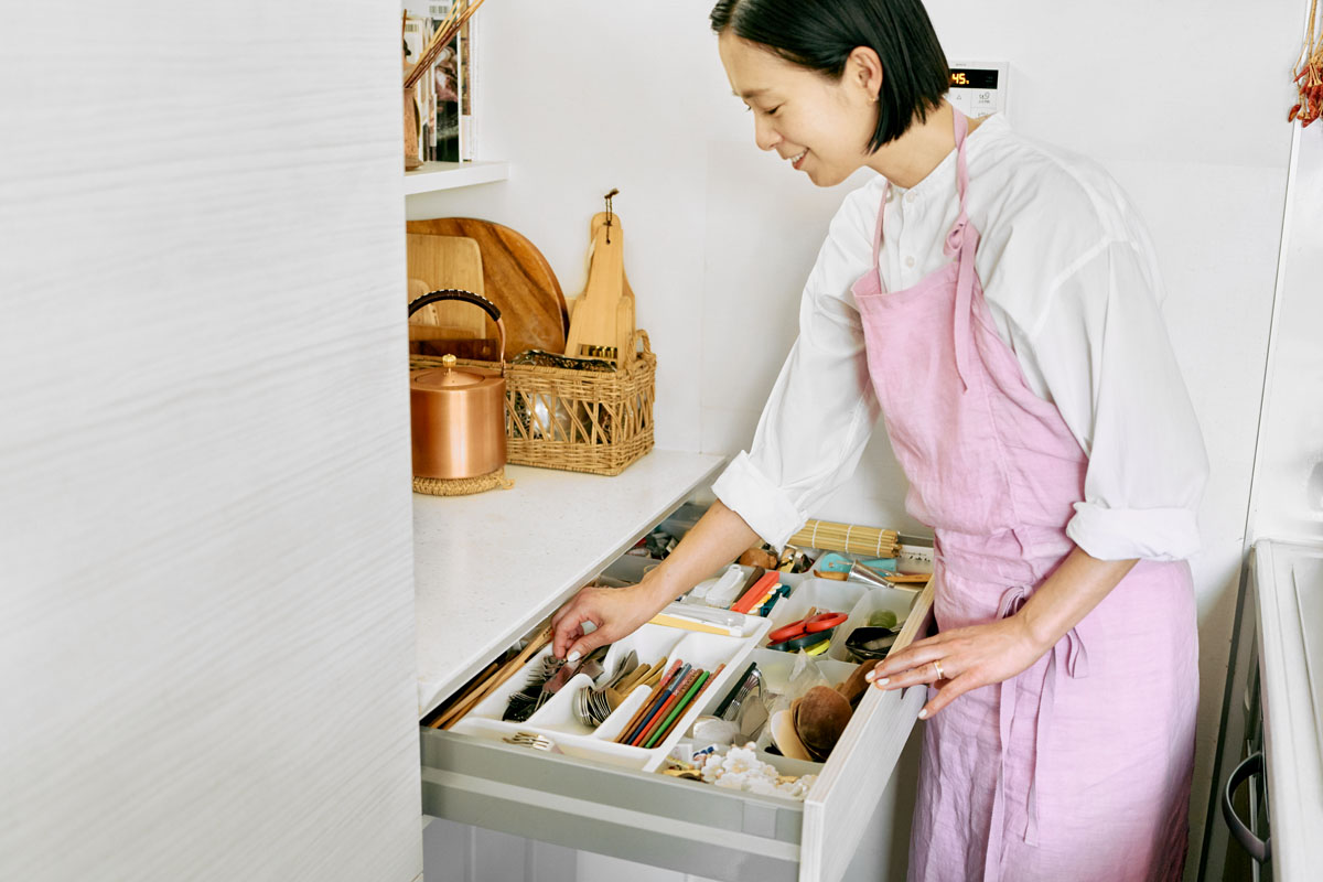 コンロに立ったまま手を伸ばせばあらゆるものが取り出せる、使い勝手の良いキッチン収納