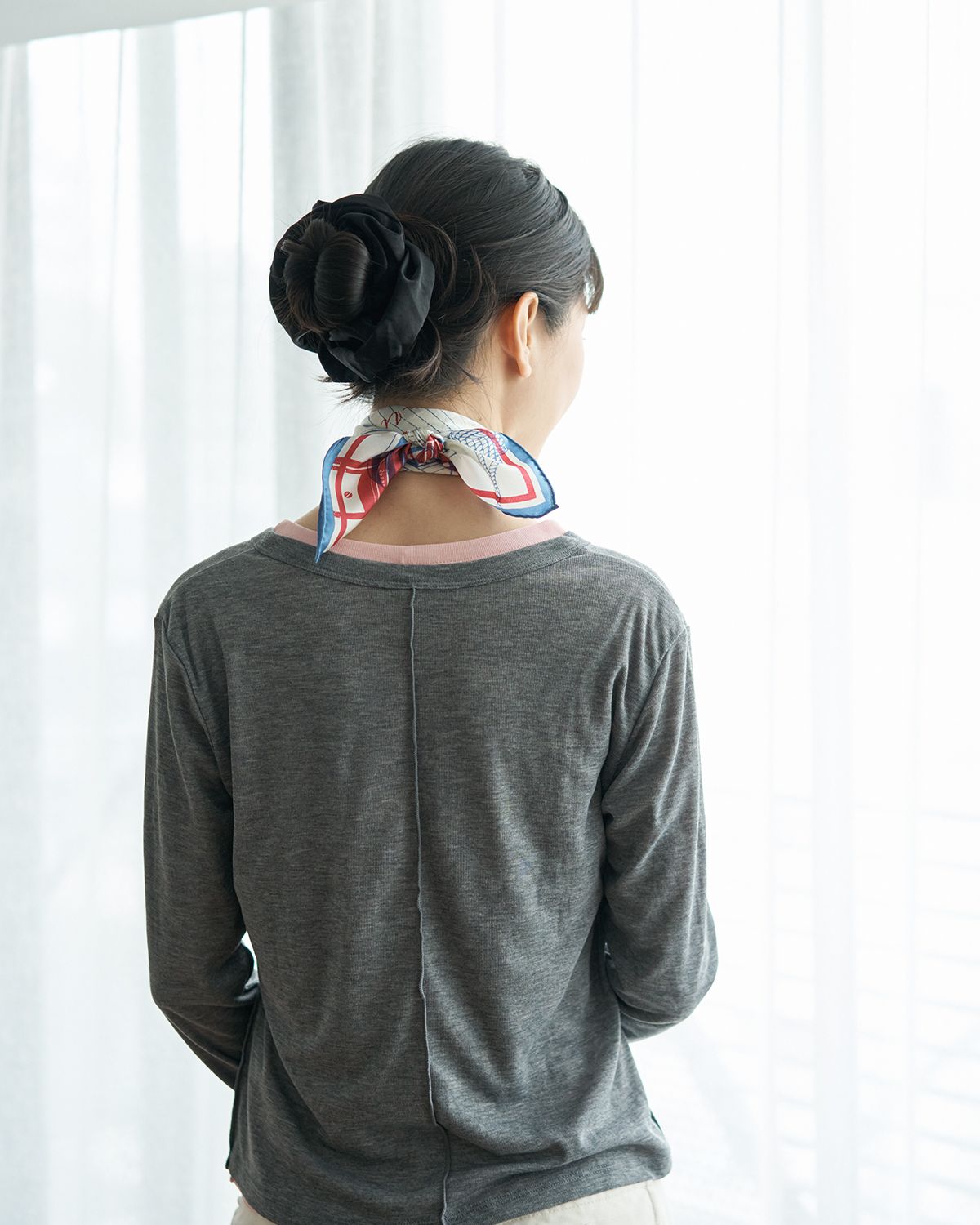 後ろ姿までこなれて見えるスカーフアレンジ、バックシンプルツイスト巻き