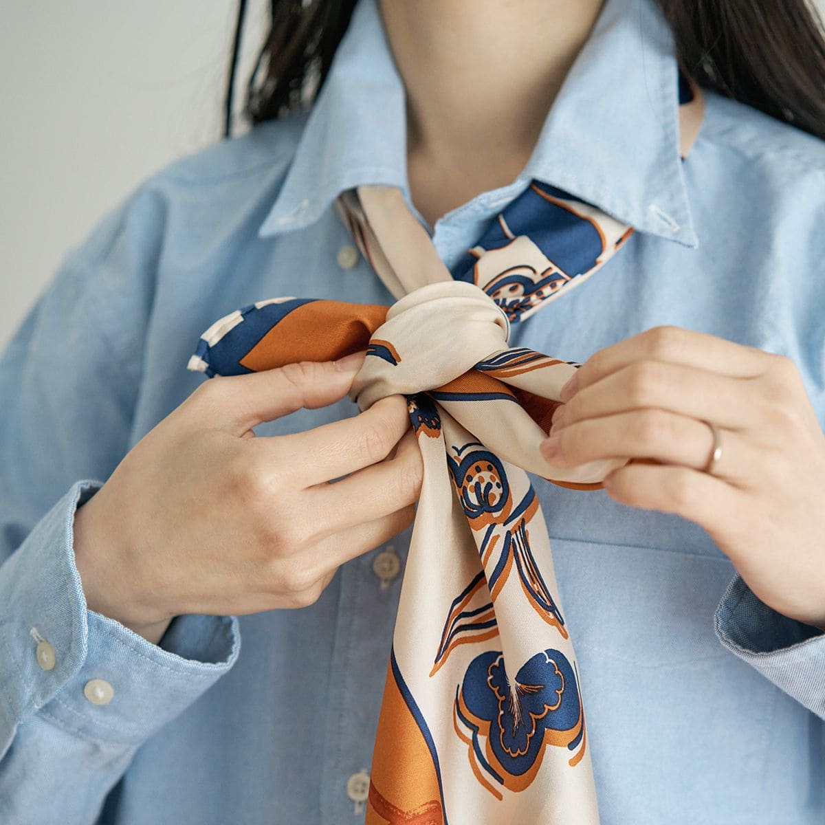 作った結び目の輪っかに、片方のスカーフを通す