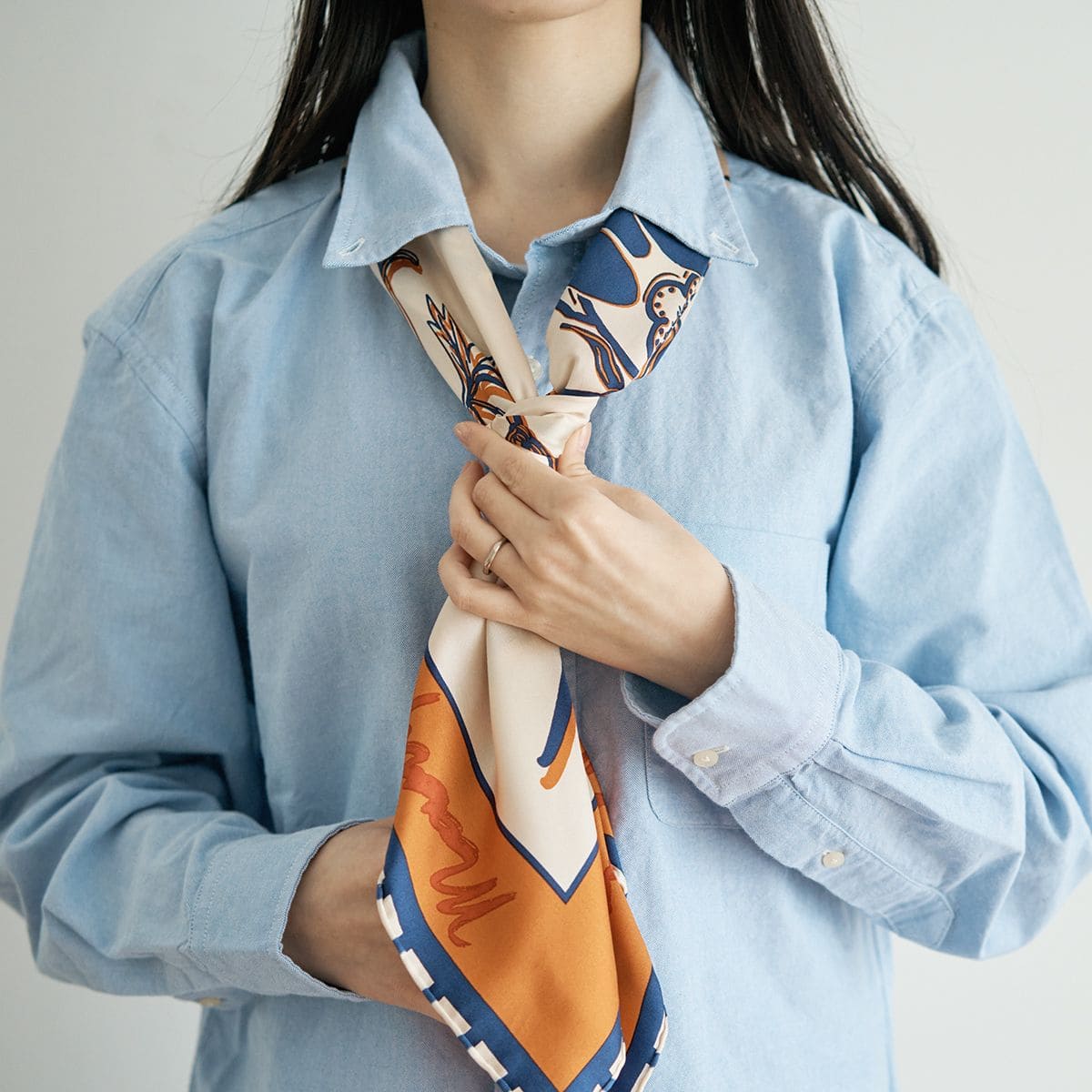 スカーフが通った結び目をきゅっと小さくする