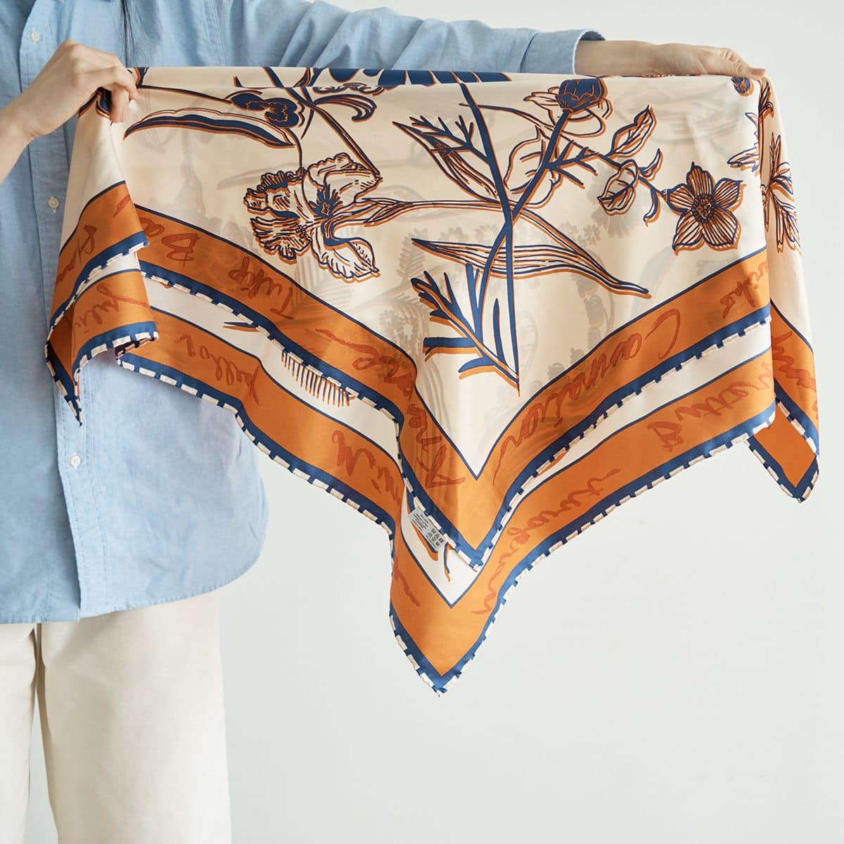 大判のスカーフに前後差をつけて半分に折る