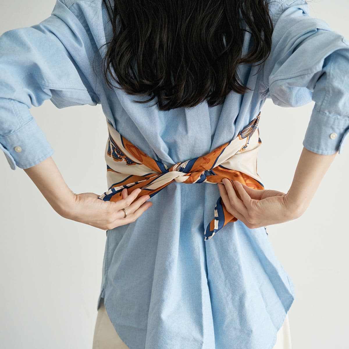 スカーフのフィット感を調節しながら、もう一度結び直します