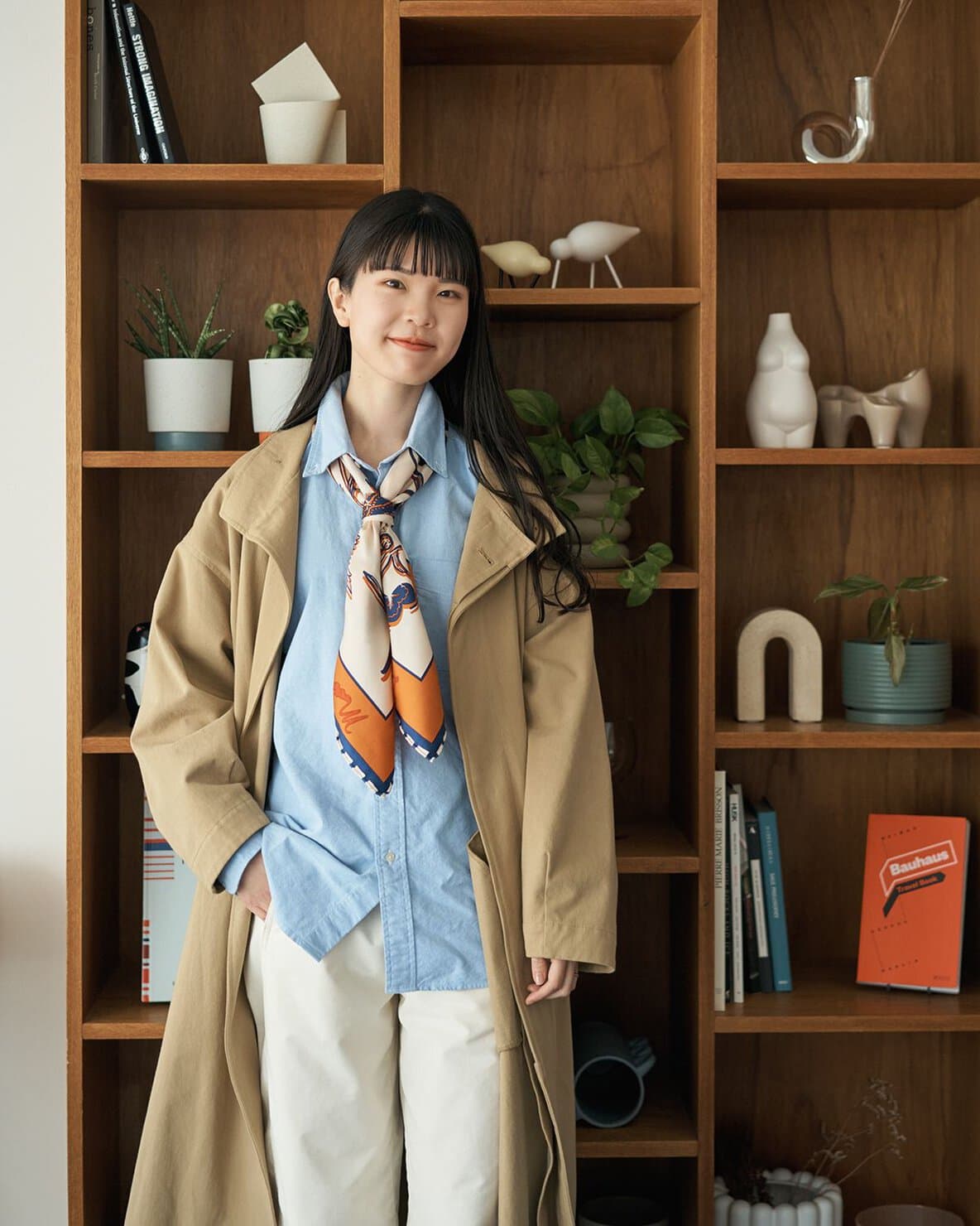 ユニクロのシャツに合わせた、上品でクラシックな印象のシンプルノット巻き