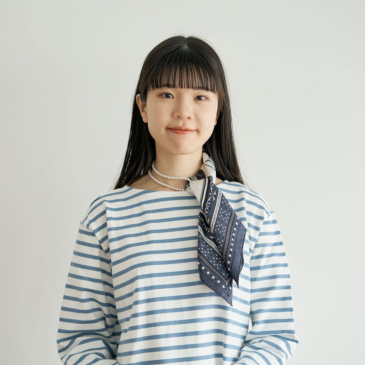 結び目を隠すように整えたら、スカーフとパールを使ったパールアレンジ巻きの完成