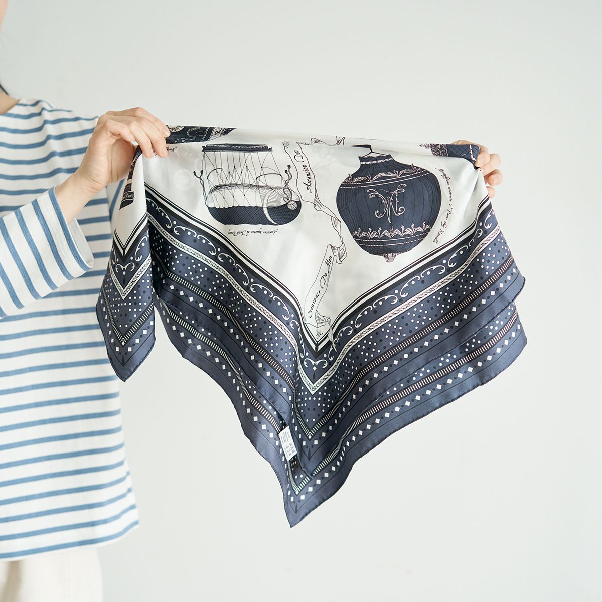 スカーフに前後差をつけて半分に折って、三角形にする