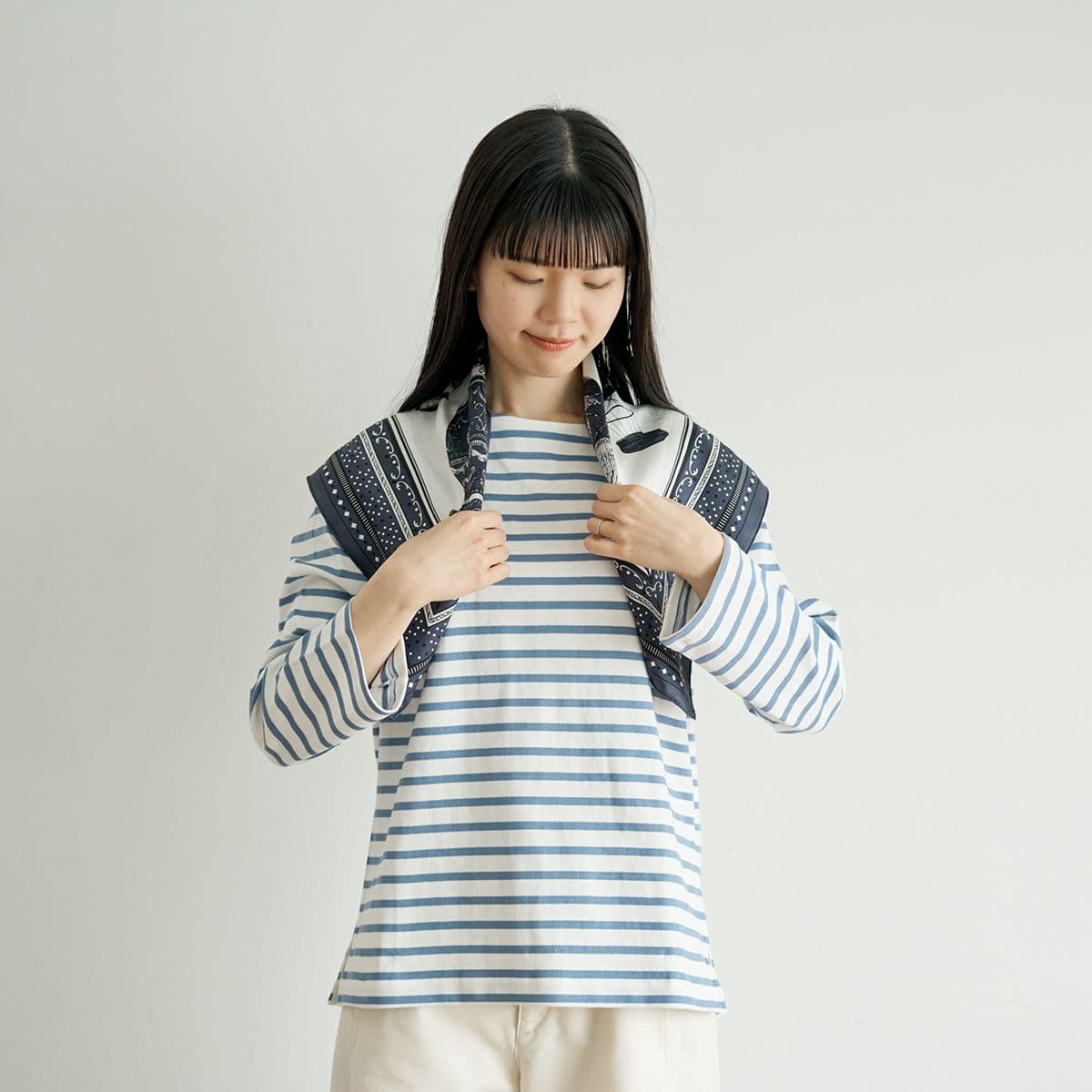 三角形に折ったスカーフを、ふんわり肩にかける