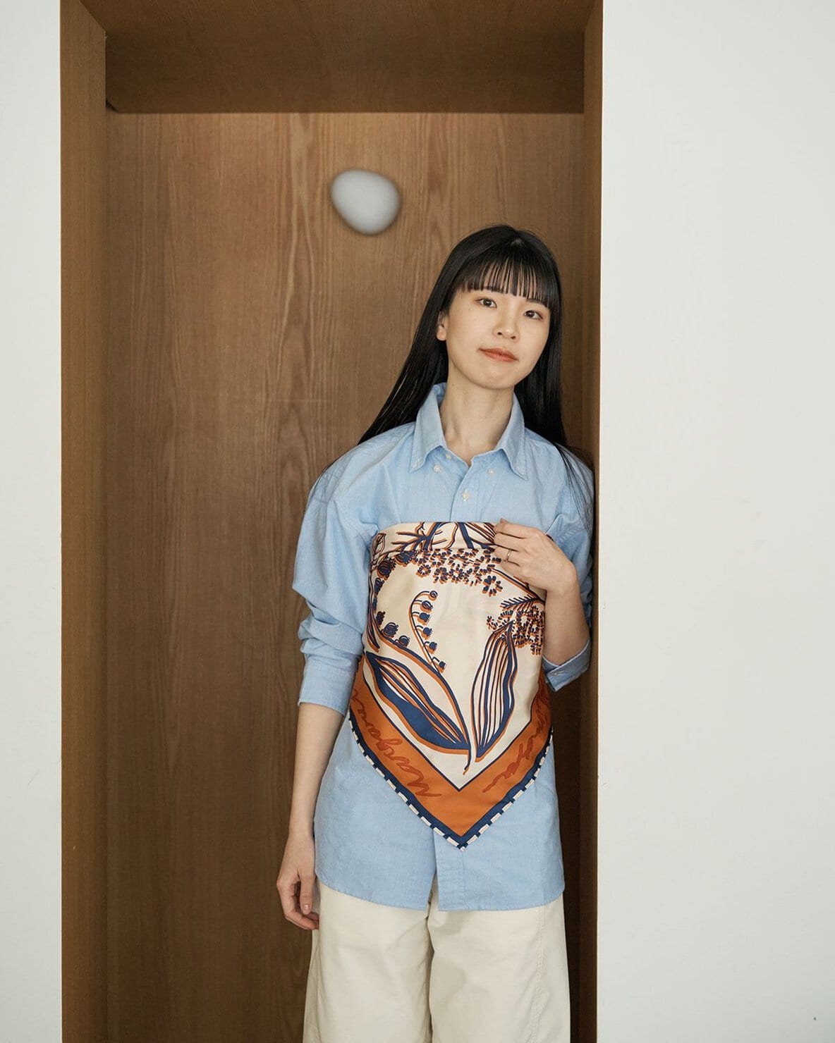 シンプルなシャツがたちまち華やぐビスチェ巻きは、ユニクロのオックスフォードシャツにピッタリ